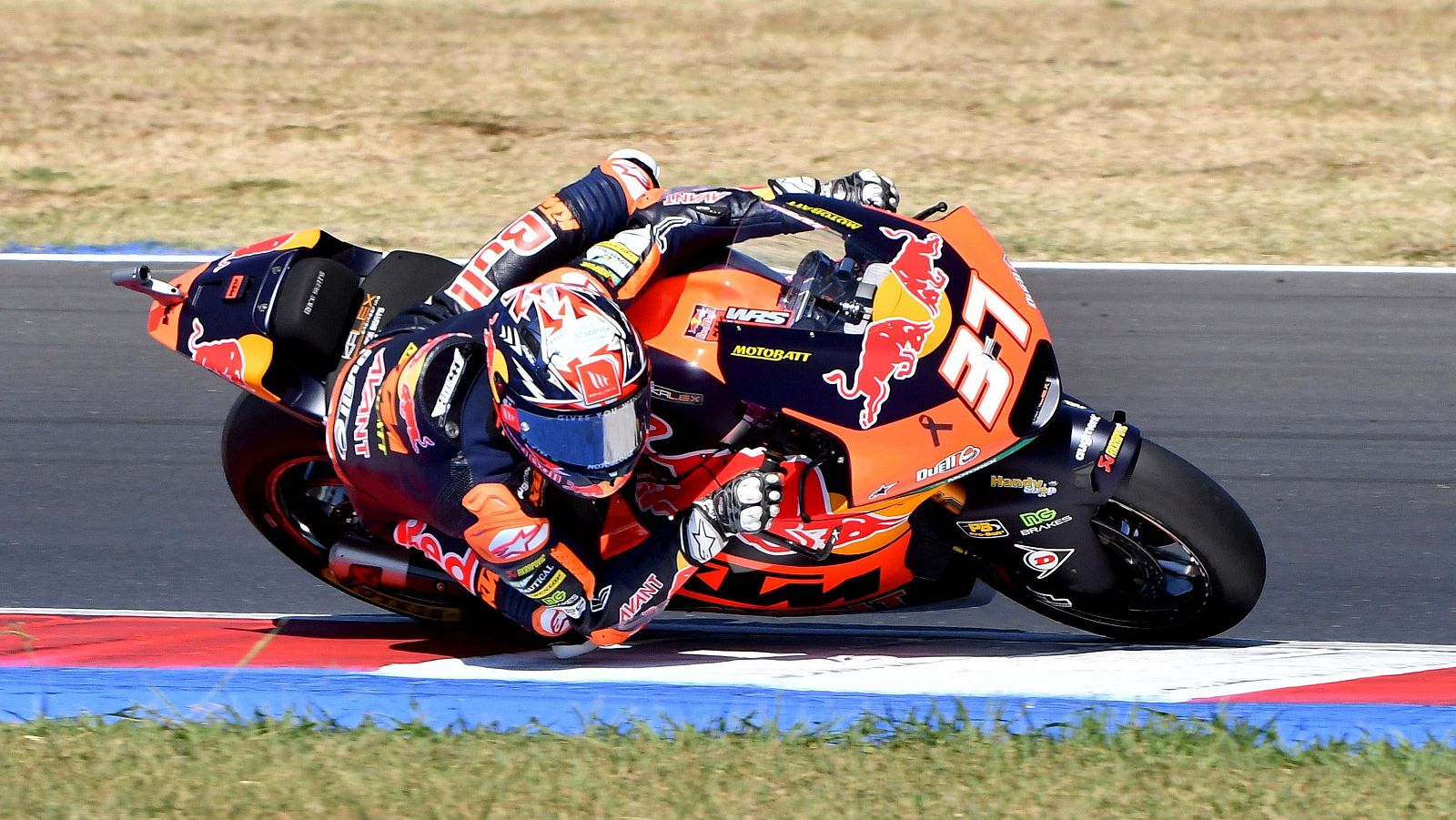 Pedro Acosta durante la carrera de Moto2 en San Marino