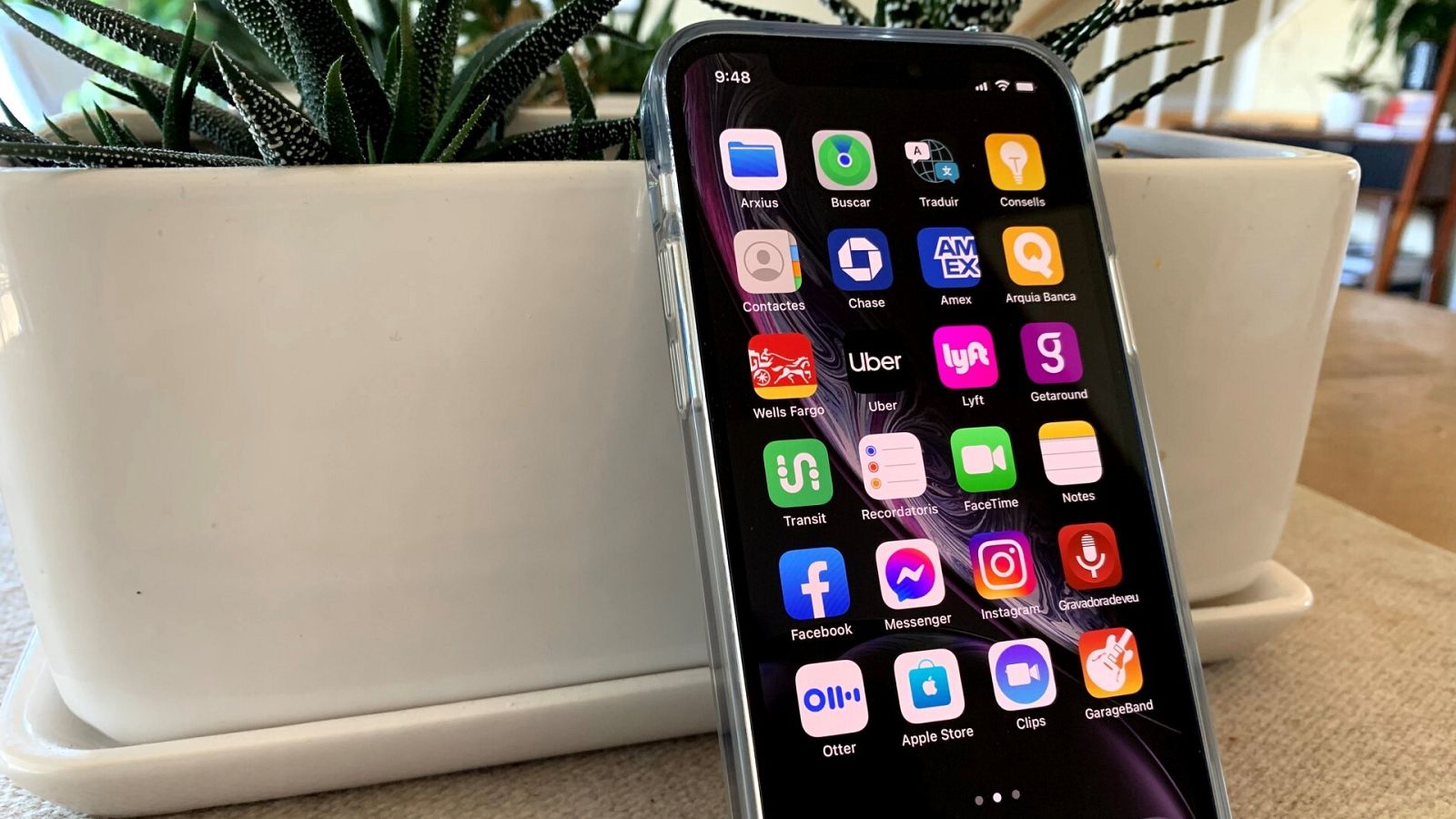 Vista de un modelo estándar del iPhone 12 de Apple