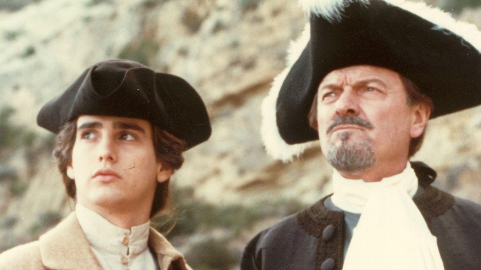 Miguel Ángel García y Omero Antonutti en una secuencia de la serie 'El secreto de la porcelana'