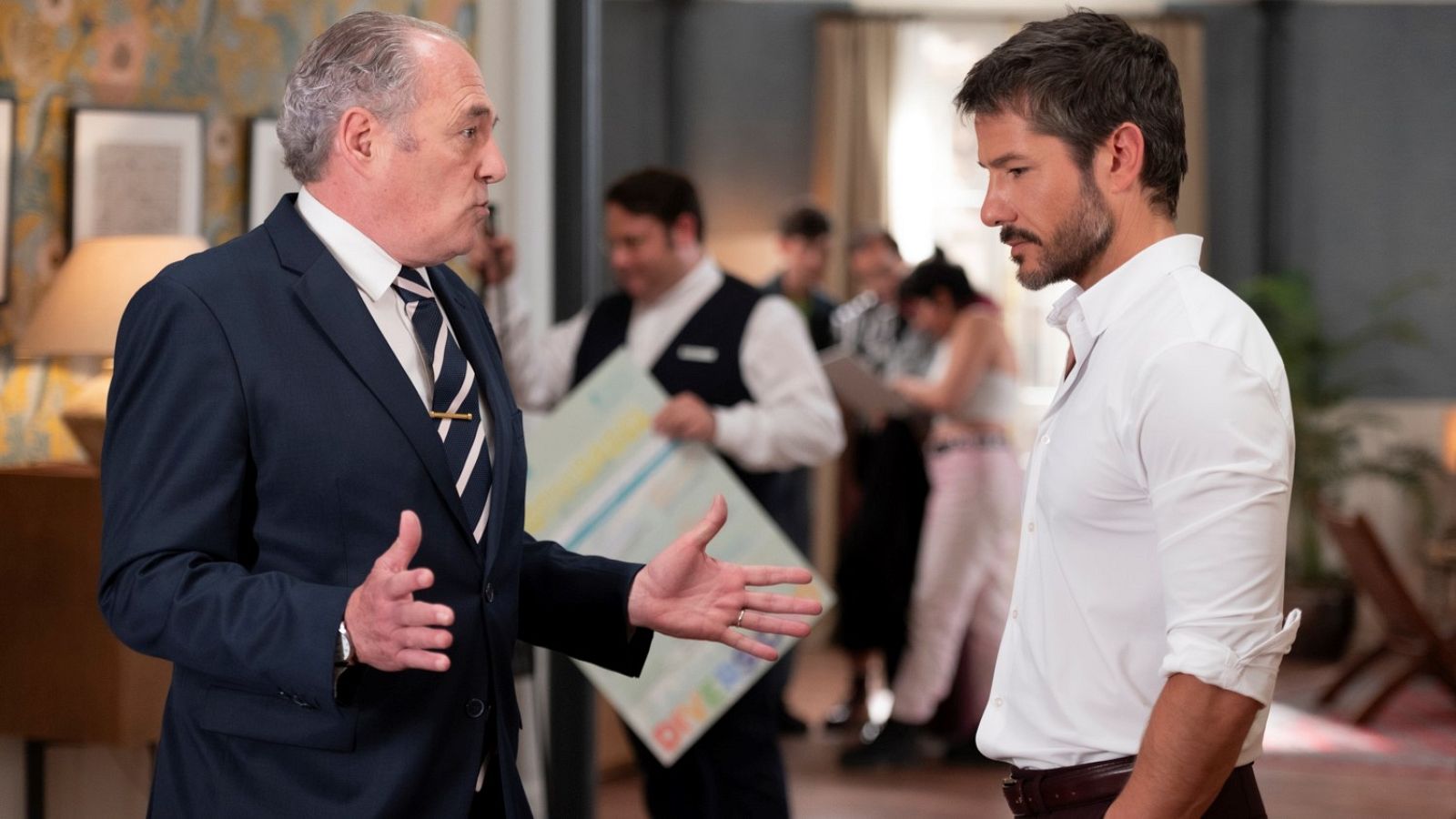 '4 estrellas' | Alfredo y Andrés conversan en el hall del hotel