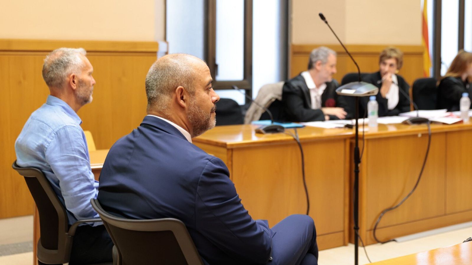 L'exconseller Buch i el mosso d'Esquadra Lluís Escolà, a la sala de vistes de l'Audiència de Barcelona durant el judici