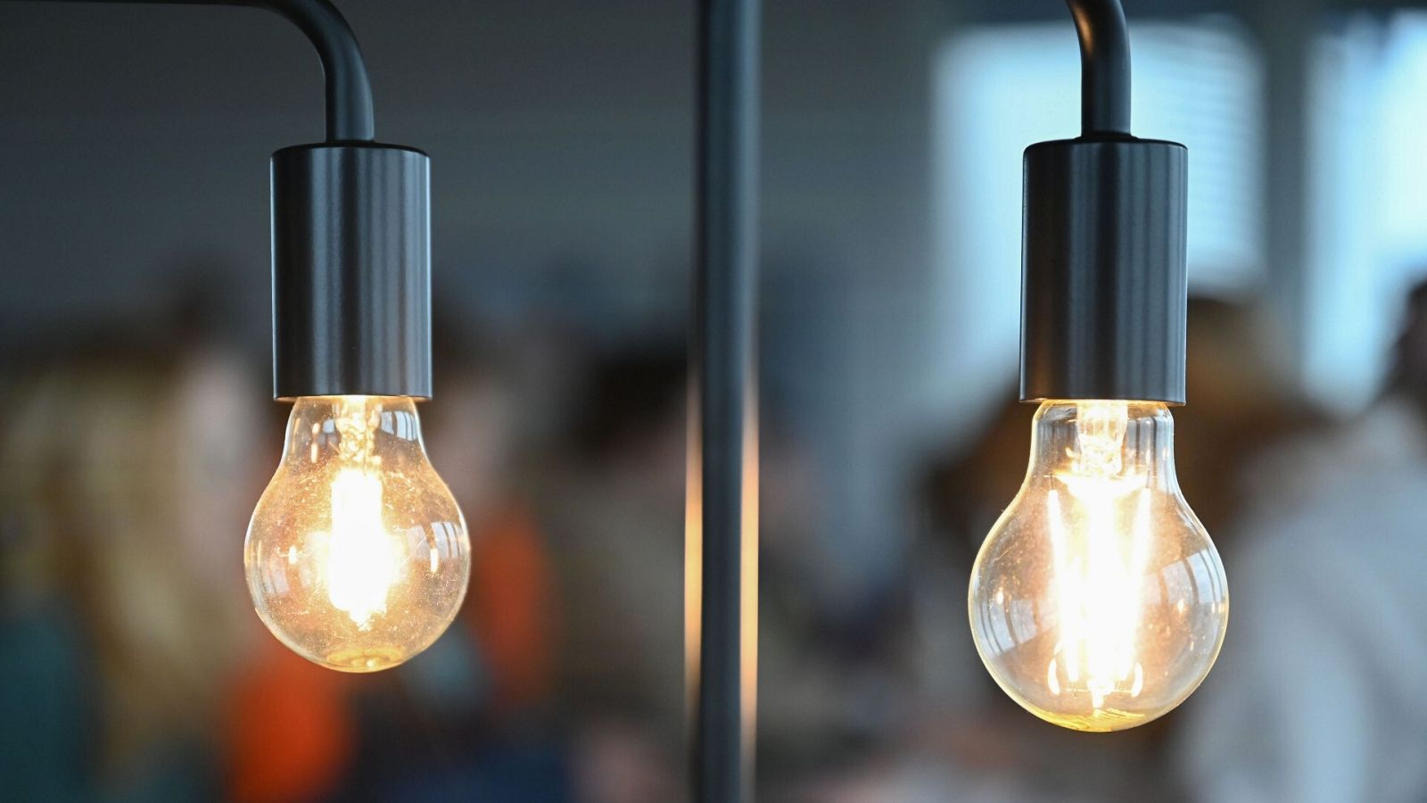 Dos bombillas encendidas