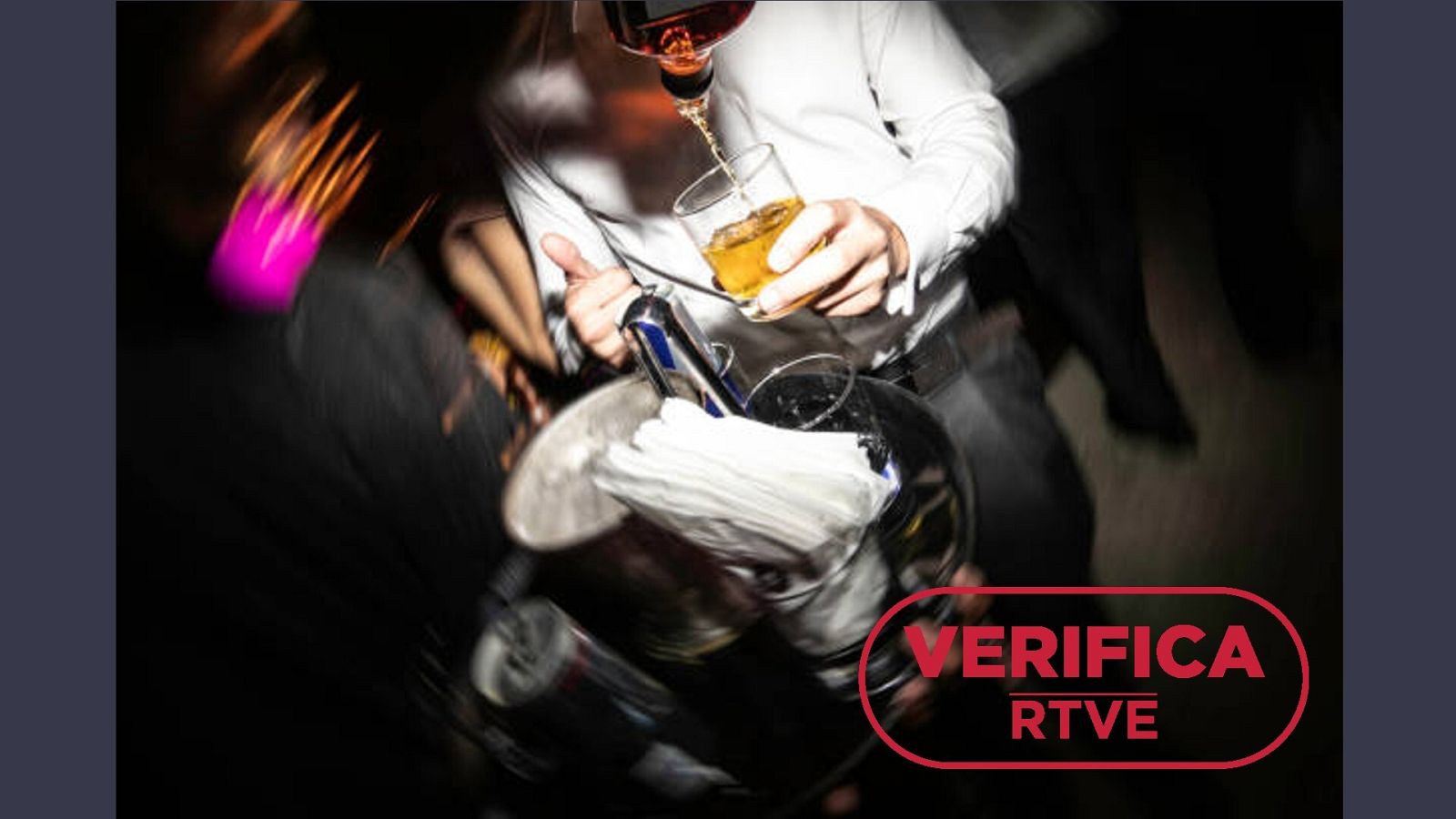 Bebidas energéticas con alcohol en jóvenes: imagen de una persona consumiendo este combinado