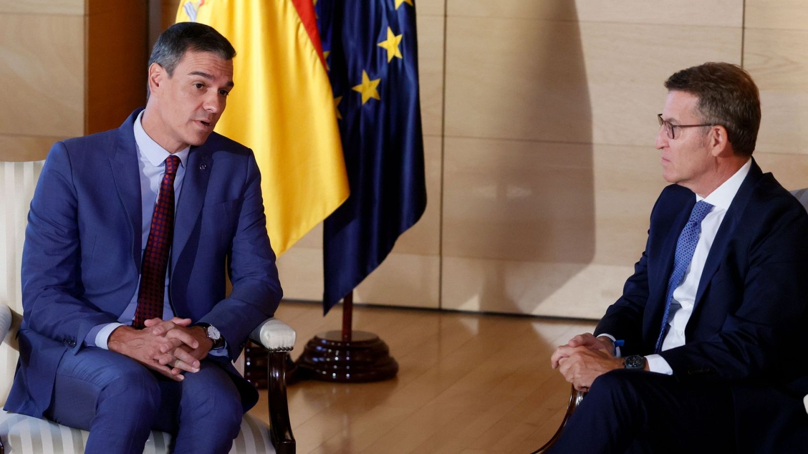 Alberto Núñez Feijóo (d) y Pedro Sánchez