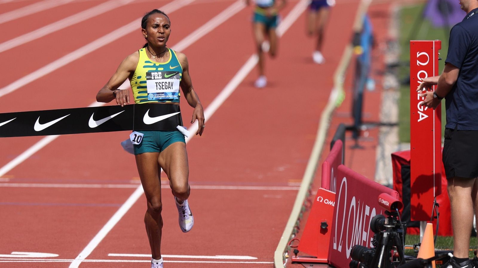 Tsegay pasa la meta en el Meeting de Oregon