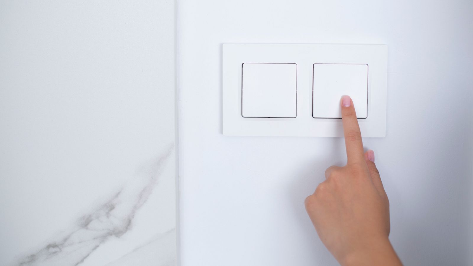 Una persona apaga un interruptor