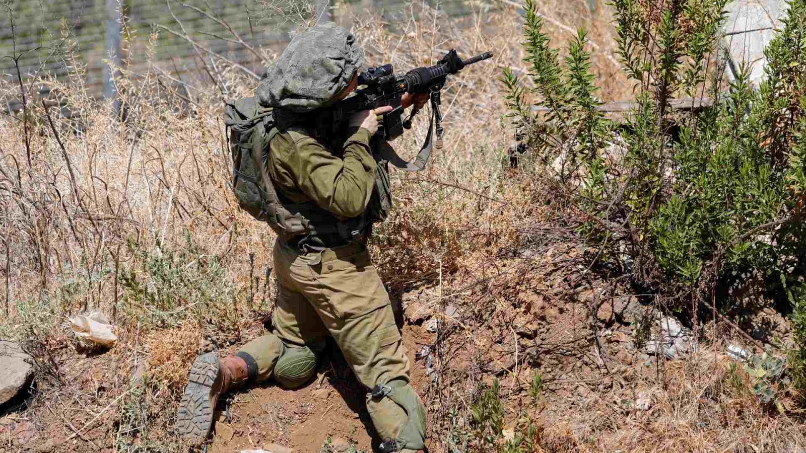 Un soldado israelí apunta con su arma.