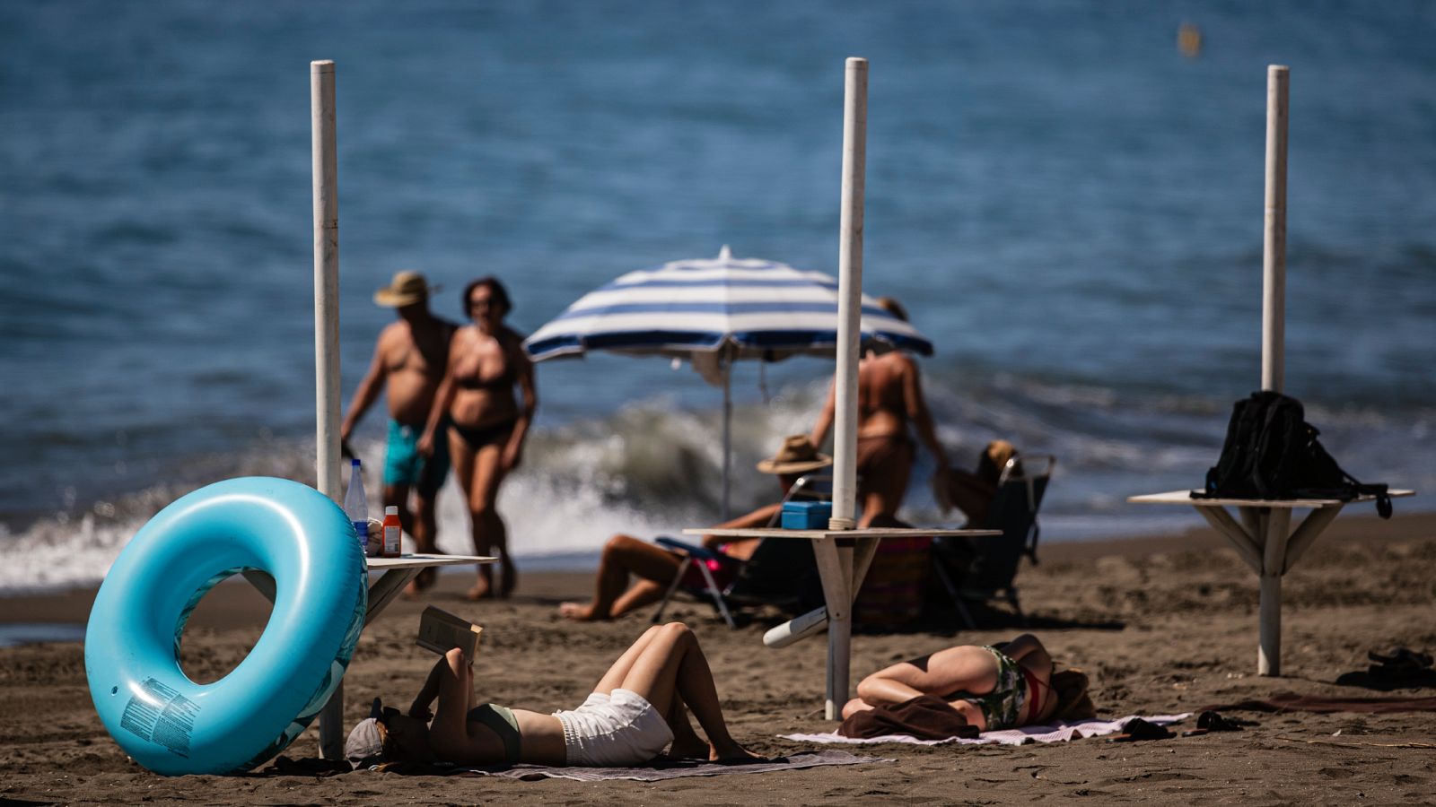 Numerosas personas disfrutan del buen tiempo en la playa del Rincón de la Victoria (Málaga).