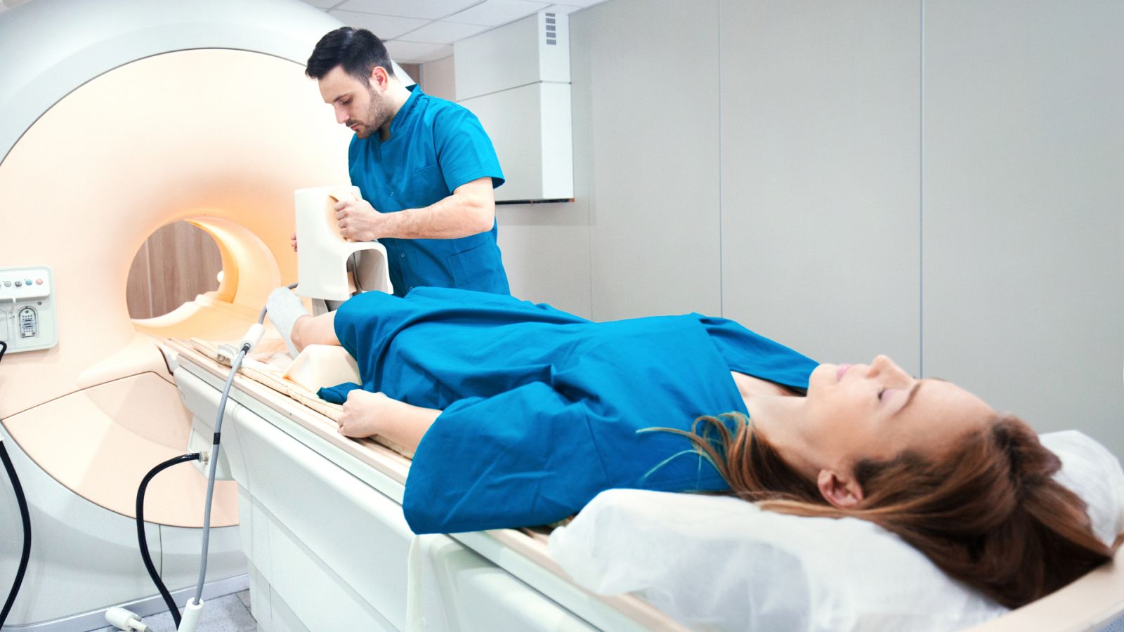 Tabaco, alcohol, obesidad e infecciones son los principales factores de riesgo de cáncer en mujeres.