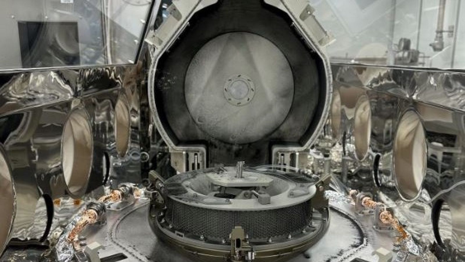 La NASA encuentra polvo oscuro al abrir el 'cofre' llegado del asteroide Bennu