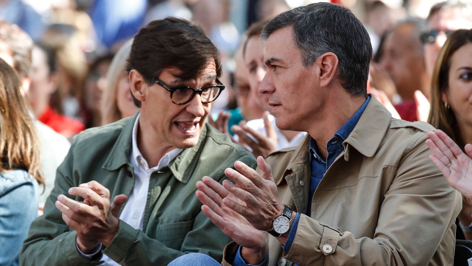 El presidente del Gobierno en funciones, Pedro Sánchez (d), y el líder socialista en Cataluña Salvador Illa (i)