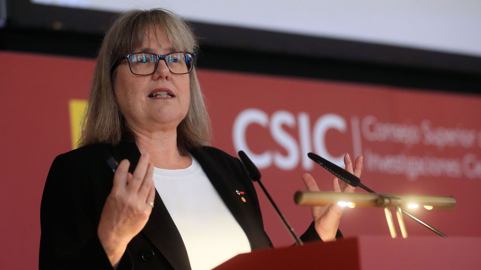 La Premio Nobel de Física en 2018, Donna Strickland, tras recibir la medalla de oro del CSIC.