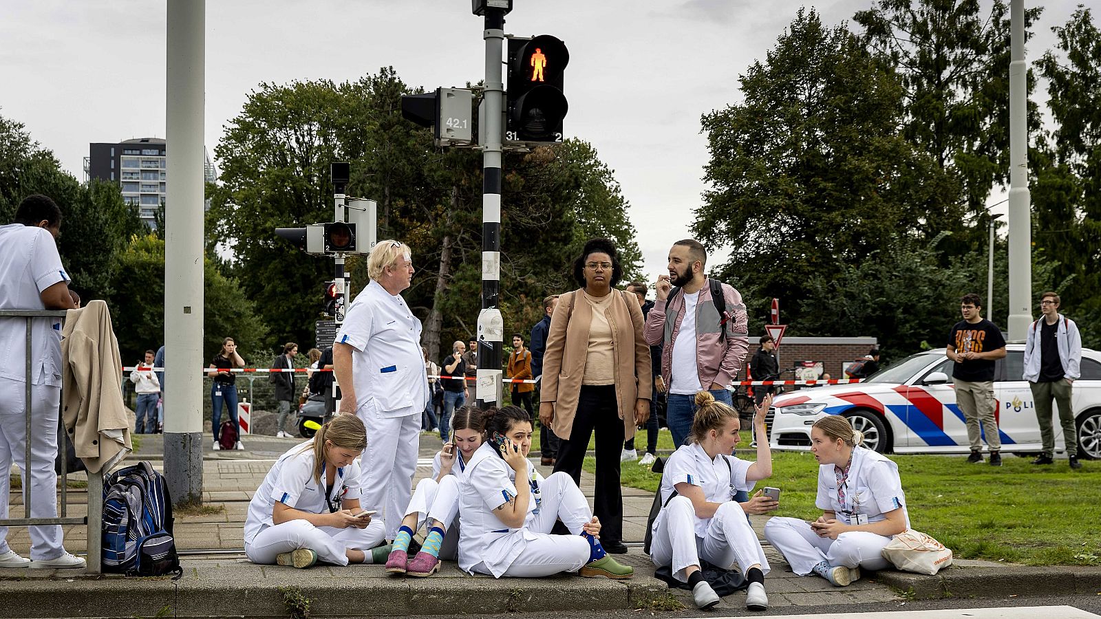 Personal médico espera en el exterior del hospital Erasmus MC de Rotterdam, en la calle Rochussenstraat, acordonado tras dos tiroteos
