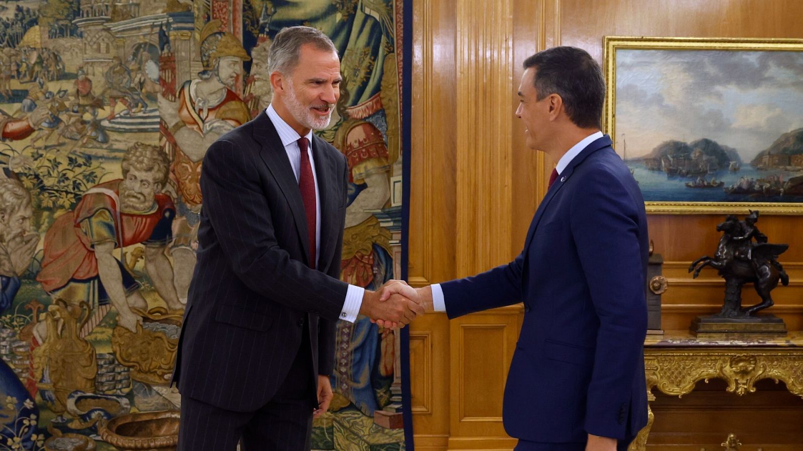 Felipe VI estrecha la mano a Pedro Sánchez, en su encuentro dentro de la ronda de consultas