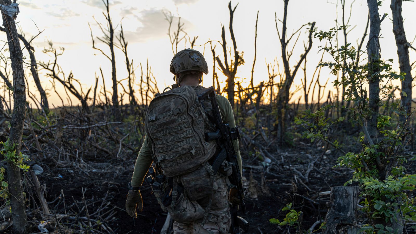 Un soldado camina en el frente de batalla de Andriivka, Donetsk