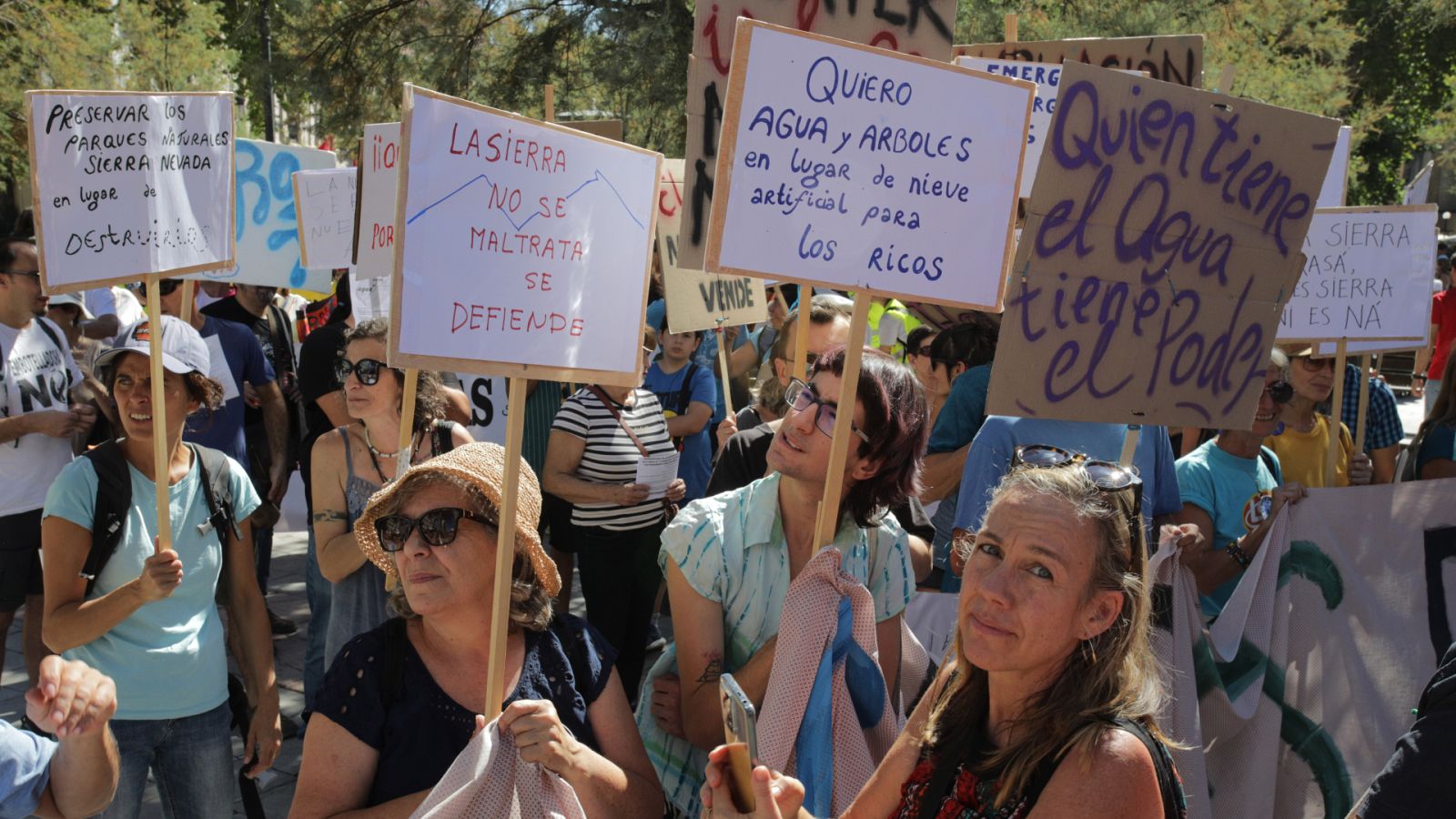 Manifestantes con pancartas en Granada