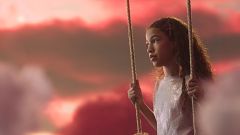 Sandra Valero sueña en grande durante la grabación del videoclip de "Loviu"