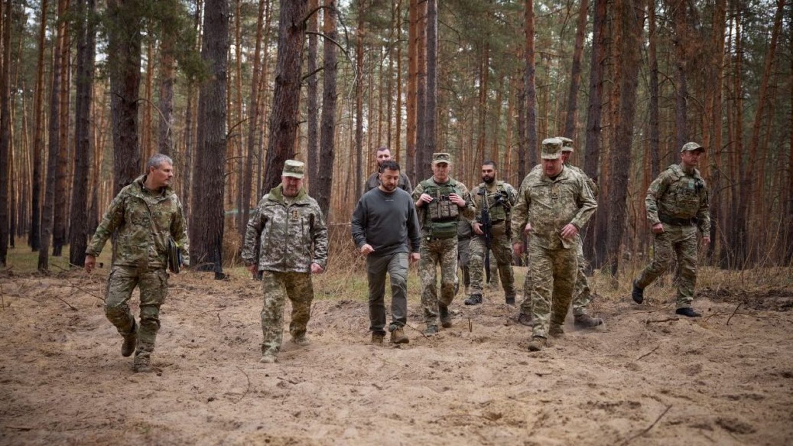Zelenski visita a las tropas en el frente