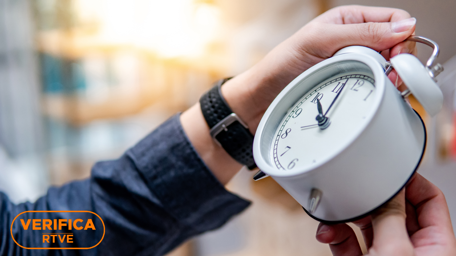 Cambio de hora en España: persona ajustando la hora de un reloj