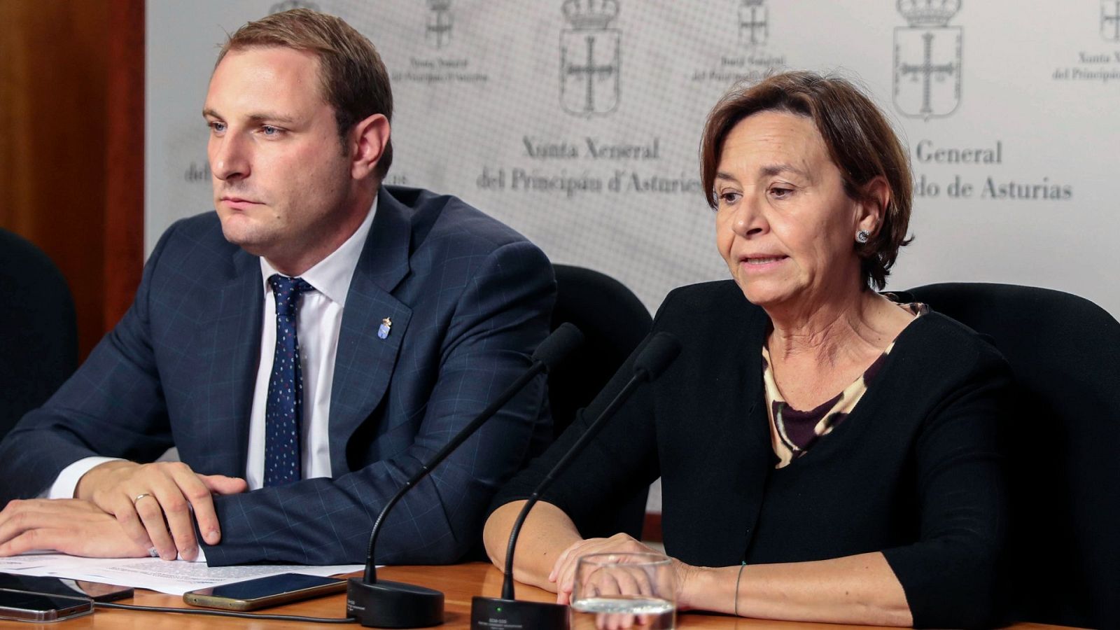 La alcaldesa de Gijón y presidenta de Foro, Carmen Moriyón (d), y el diputado de Foro Adrián Pumares