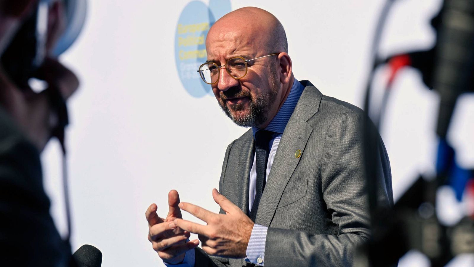 El presidente del Consejo Europeo, Charles Michel, realiza declaraciones a su llegada a la reunión de la comunidad Política Europea en Granada