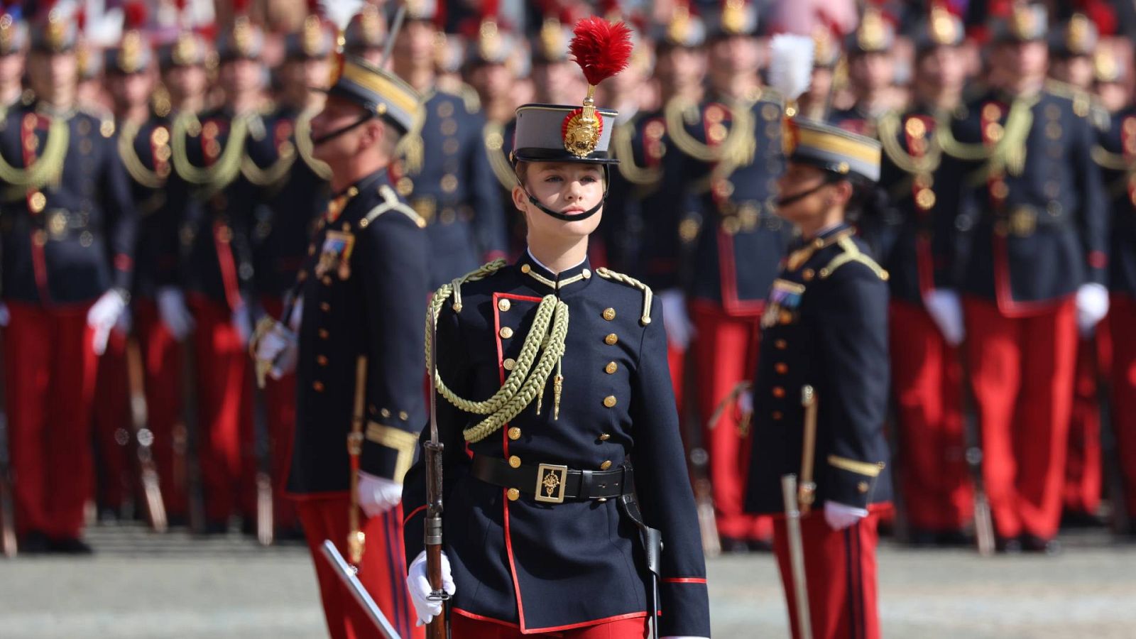 La princesa Leonor desfila en su jura de bandera