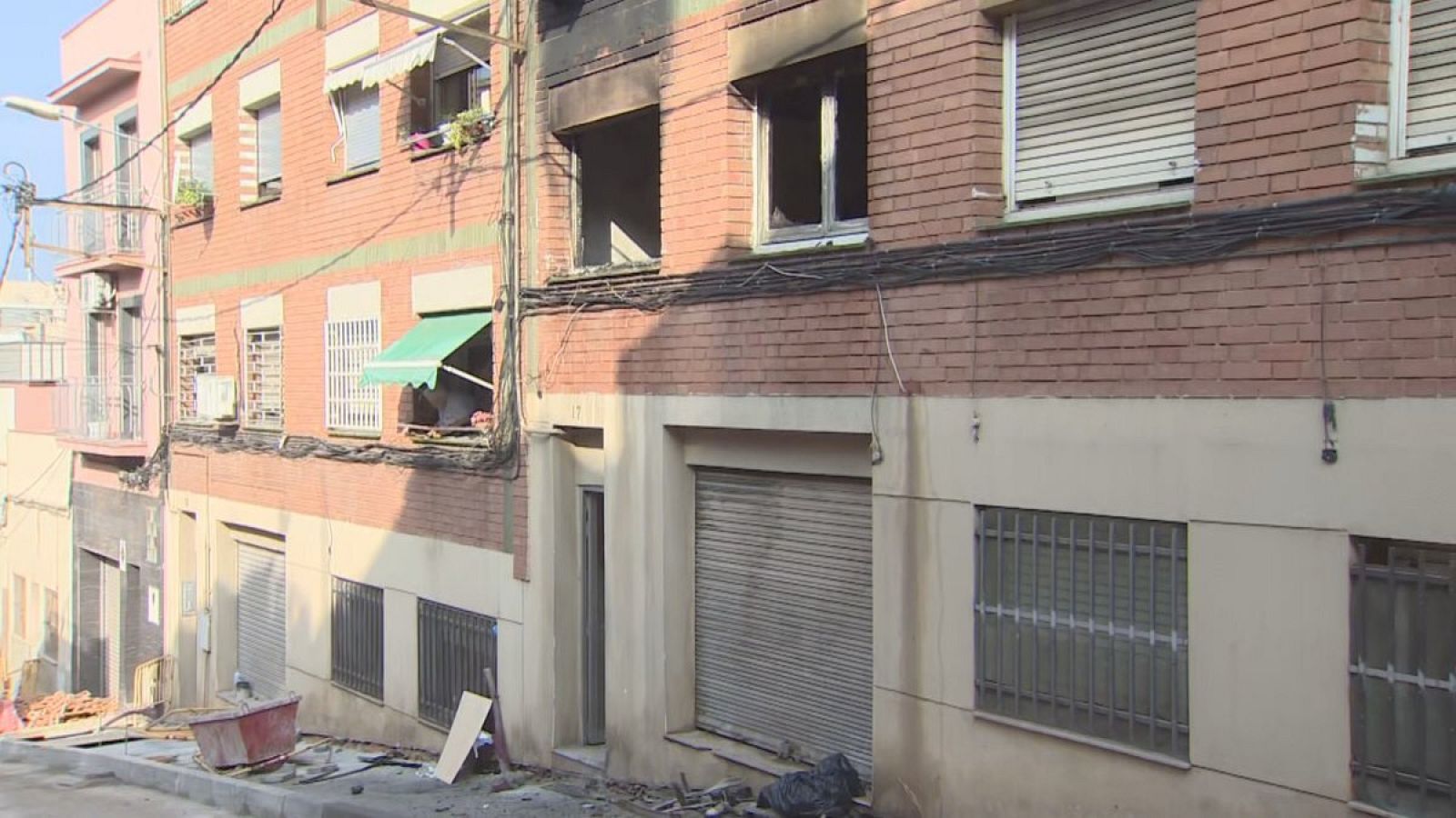 Les flames han afectat un edifici de 4 plantes del carrer Roger de Llúria