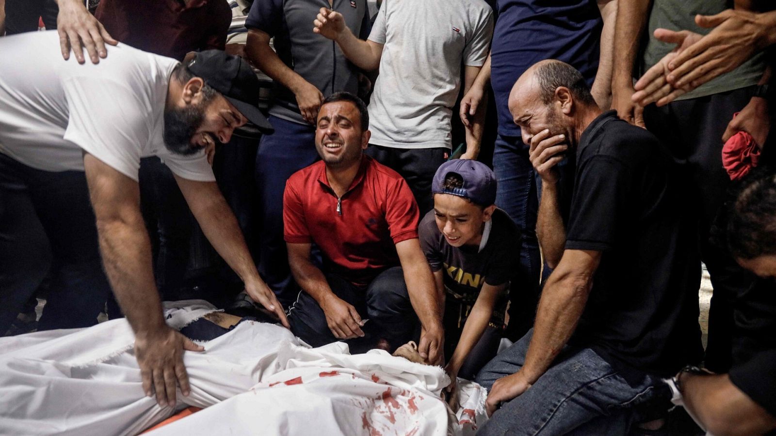 Una familia de palestinos llora la muerte de dos personas en la morgue del hospital de Gaza