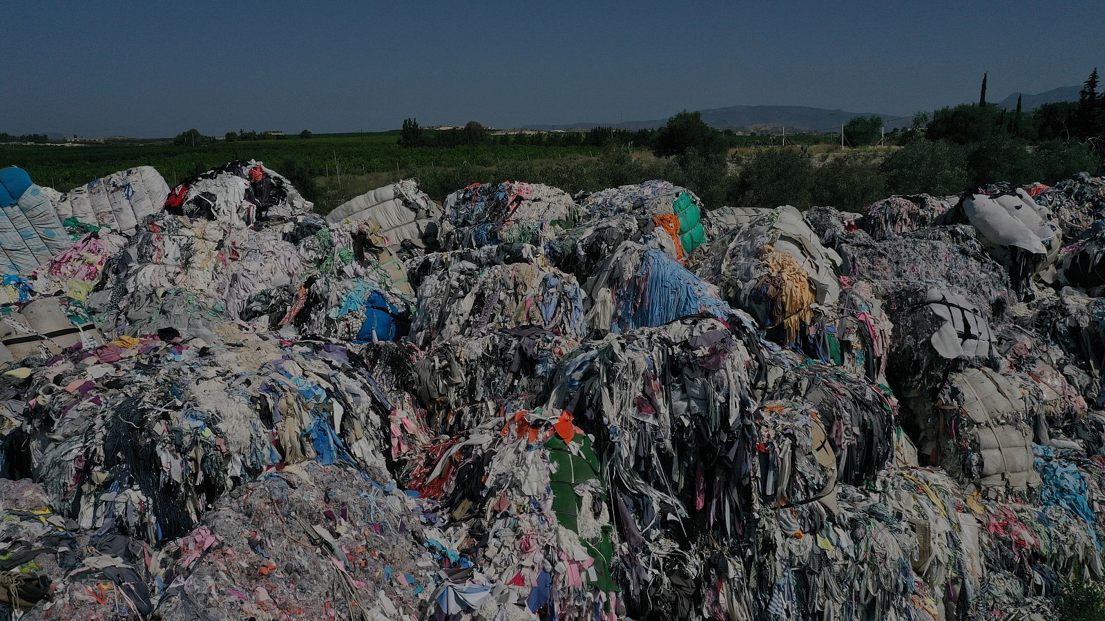Más de 800 toneladas de residuos textiles abandonadas en un solar de Molina de Segura (Murcia)
