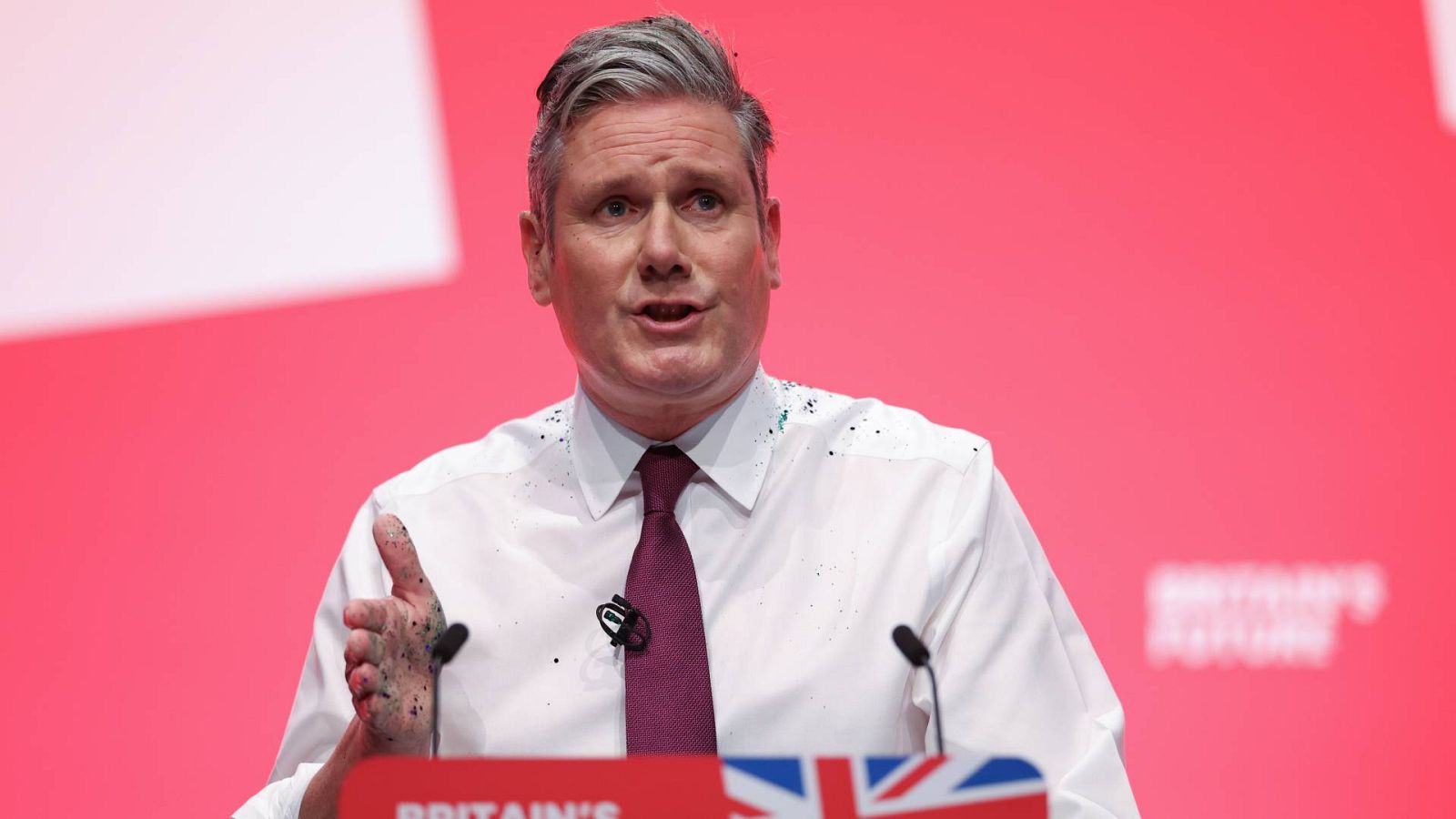 El líder del Partido Laborista, Keir Starmer, interviene después de que un manifestante le arrojara purpurina durante la Conferencia del Partido Laborista en Liverpool