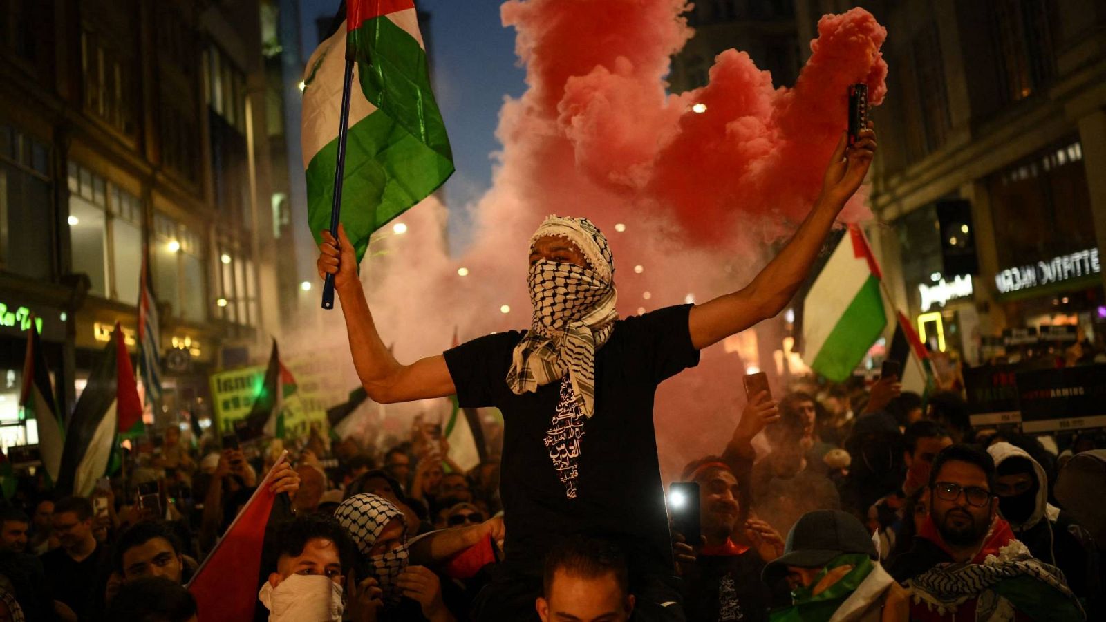 Varios manifestantes portando banderas de Palestina