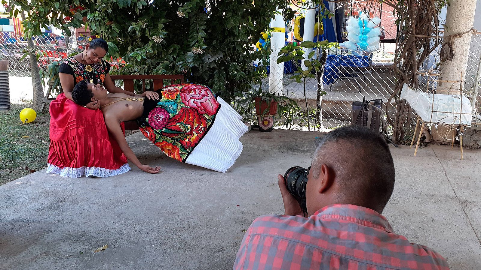 Nelson fotografía a Kliver y a su madre