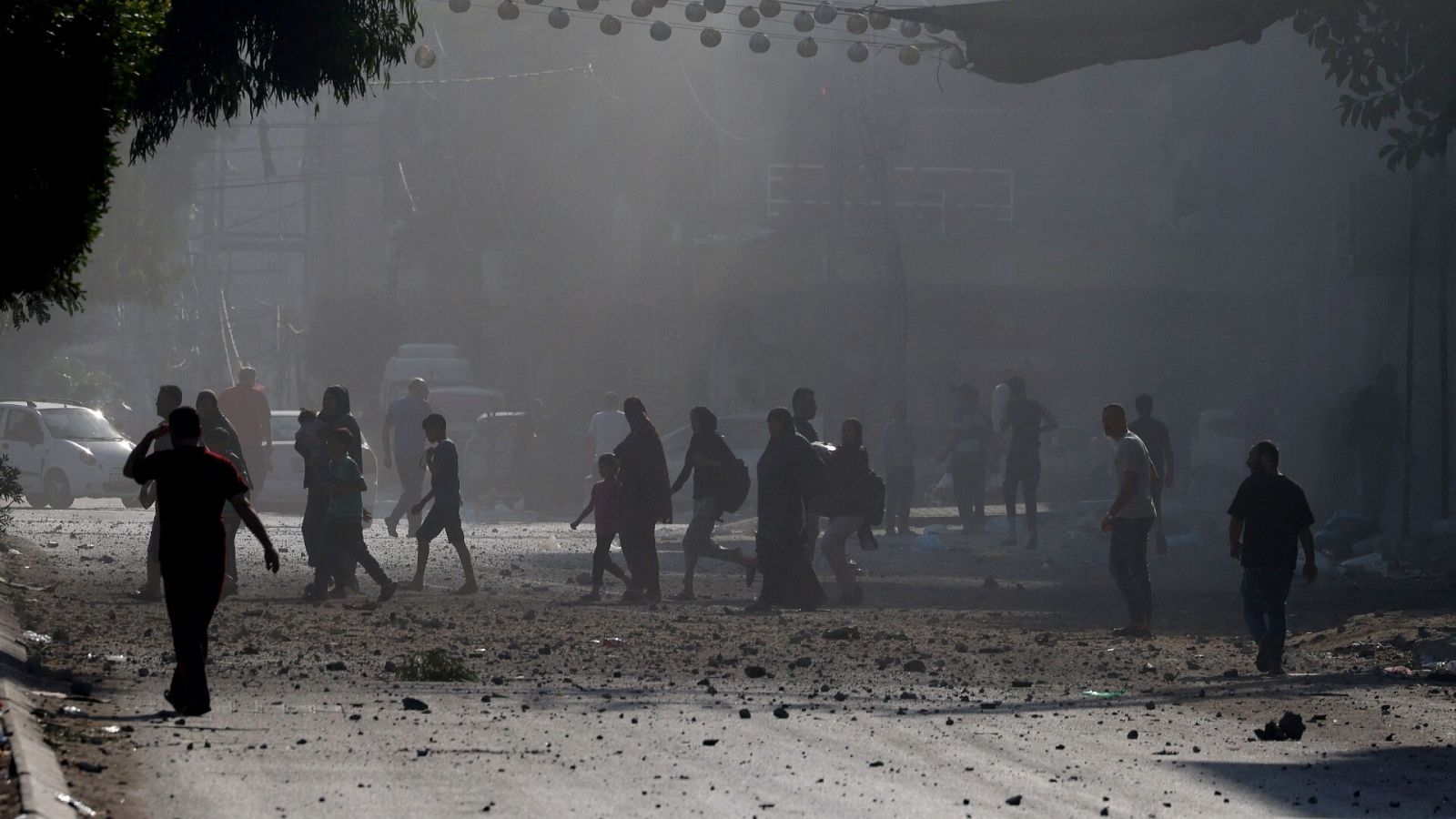 Palestinos evacuan un barrio de la ciudad de Gaza