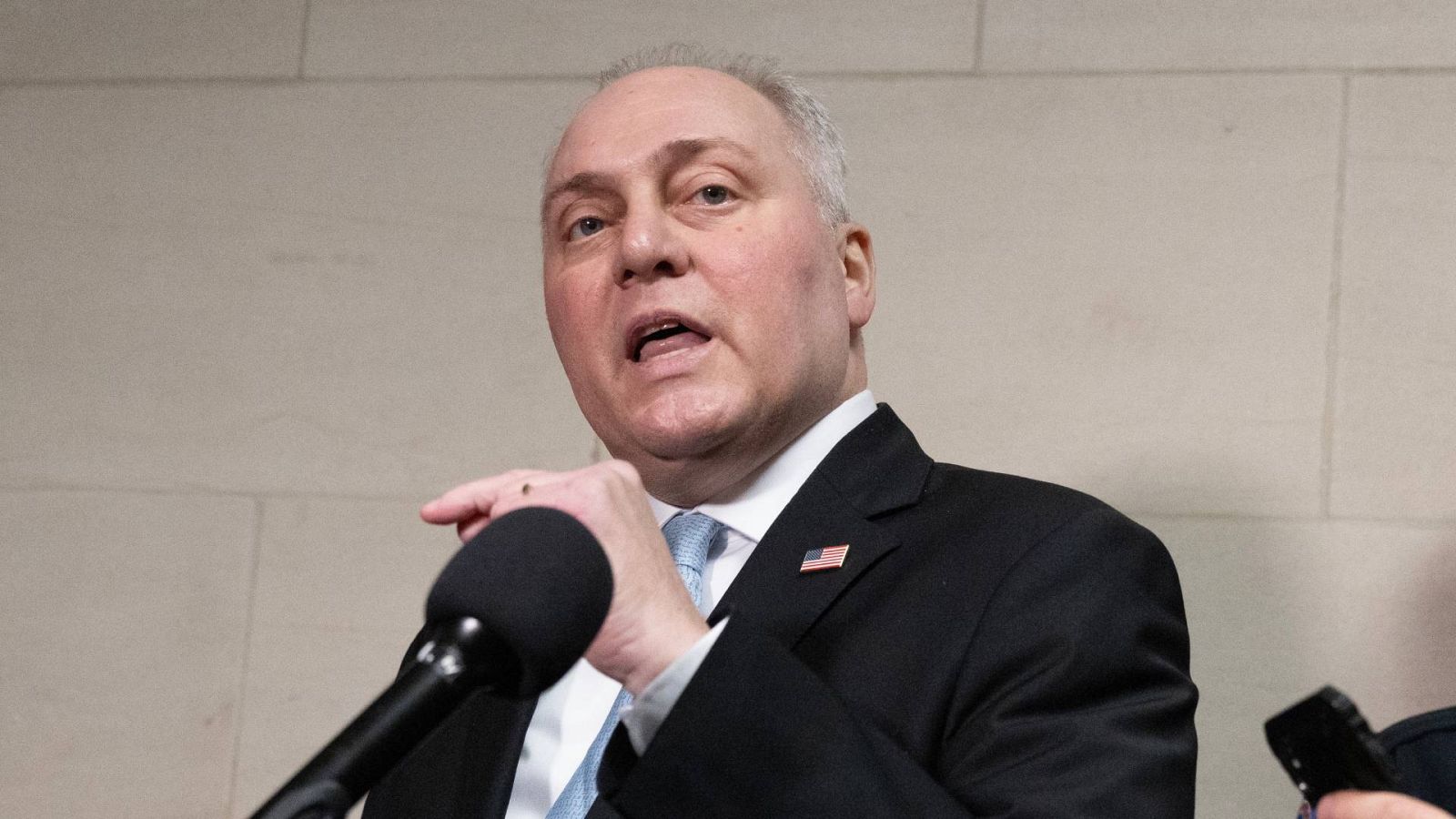 El candidato a la presidencia de la Cámara de Representantes, Steve Scalise, habla con los medios a la salida de una reunión de los republicanos