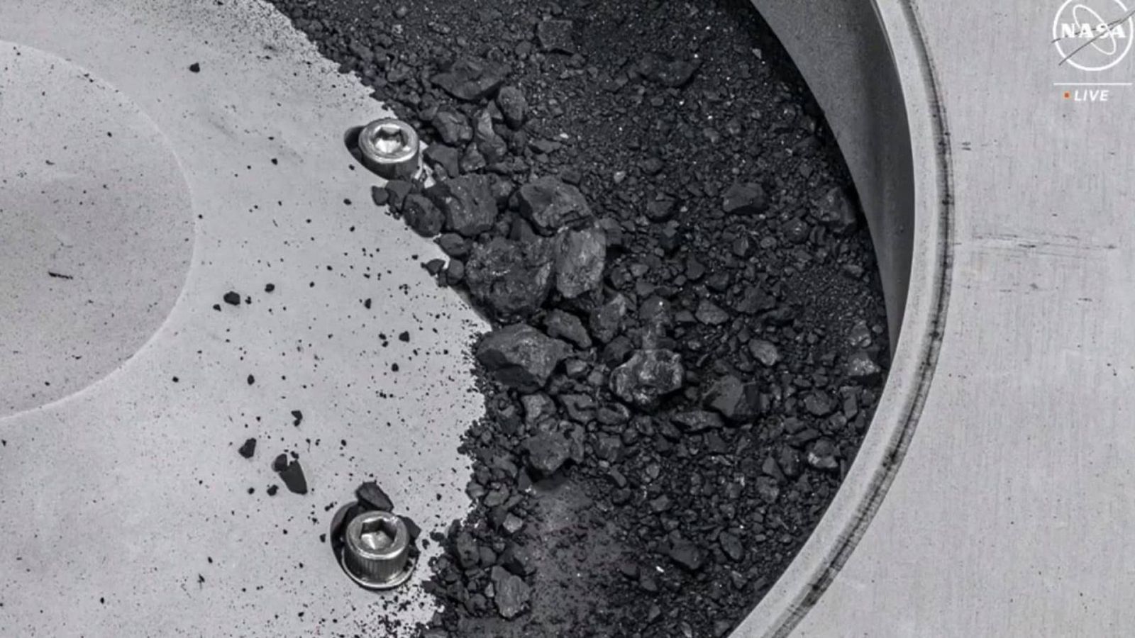 Trozos de la muestra del asteroide Bennu analizada por la NASA