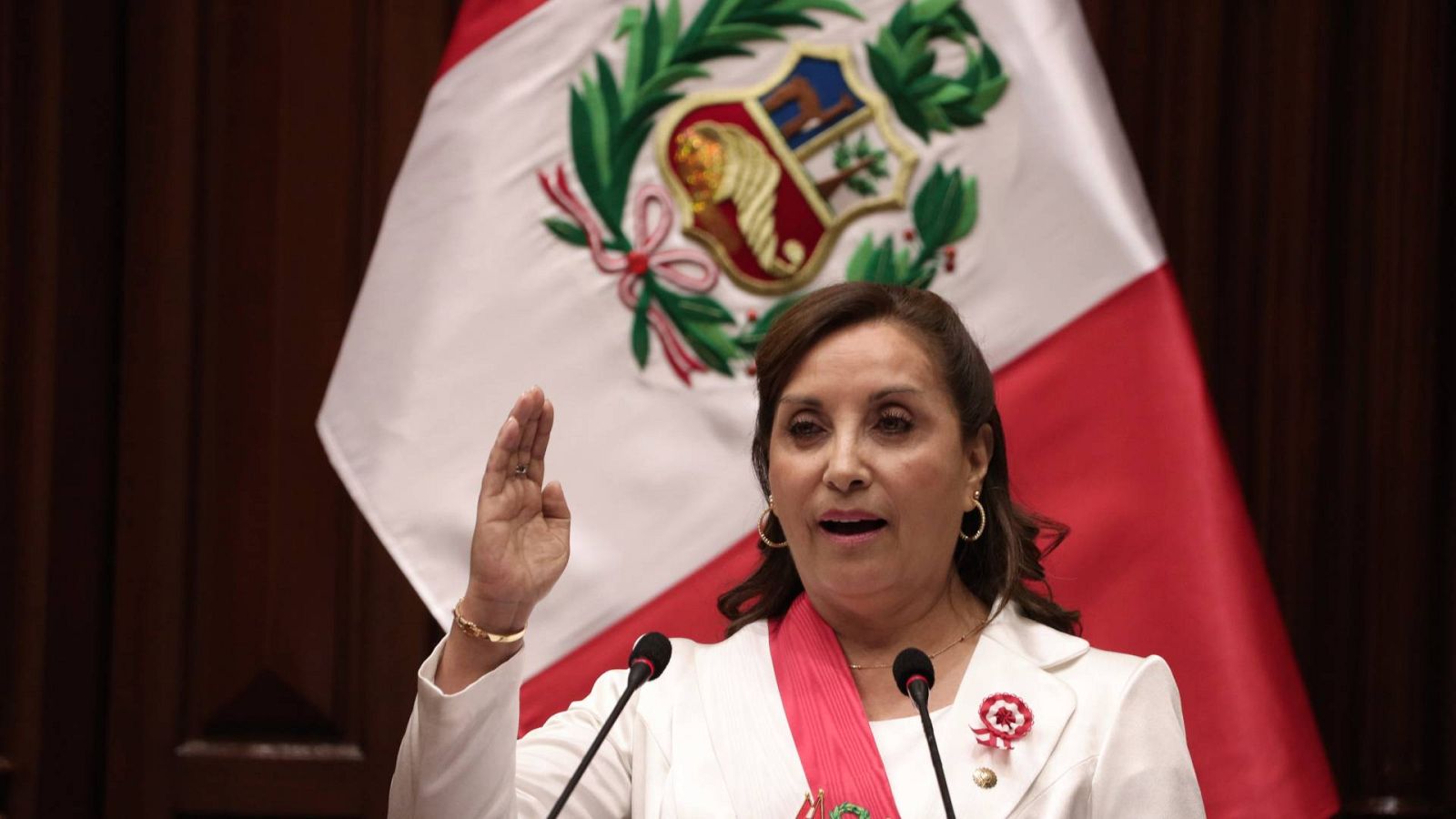 Congresistas opositores presentan una moción de destitución contra la presidenta de Perú