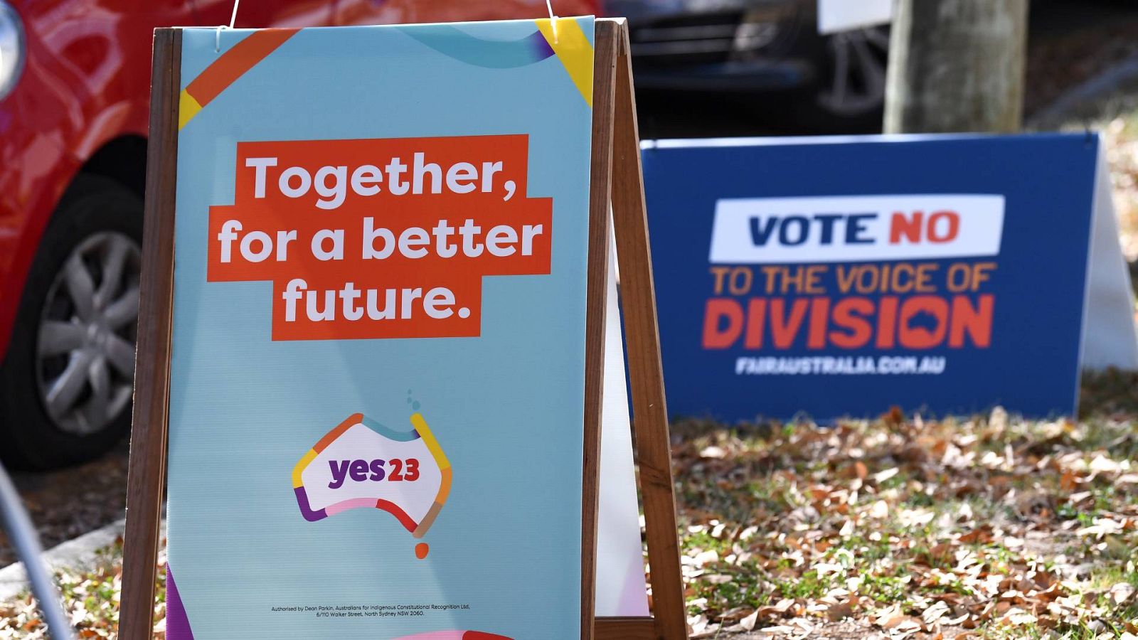 Carteles en un centro de votación en Brisbane, Australia.