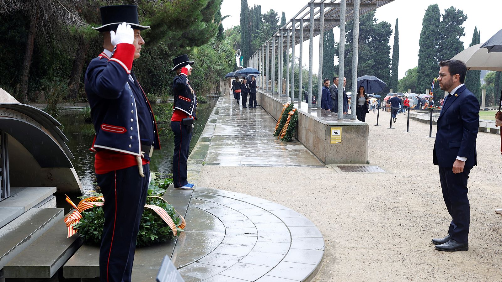El president de la Generalitat fa l'ofrena floral a la tomba de Lluís Companys, al cementiri de Montjuïc
