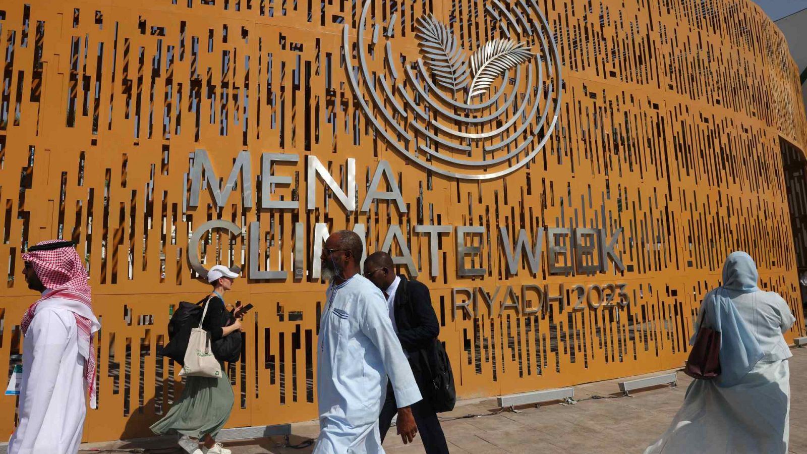 Imagen de archivo de la entrada del centro de convenciones en la Semana del Clima de Oriente Medio y Norte de África (MENA) en Riad, Arabia Saudí.