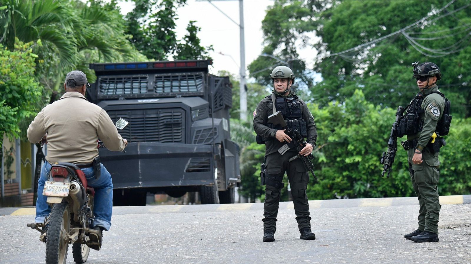 El Gobierno colombiano y el Estado Mayor Central, principal disidencia de las FARC, anuncian un alto el fuego de tres meses