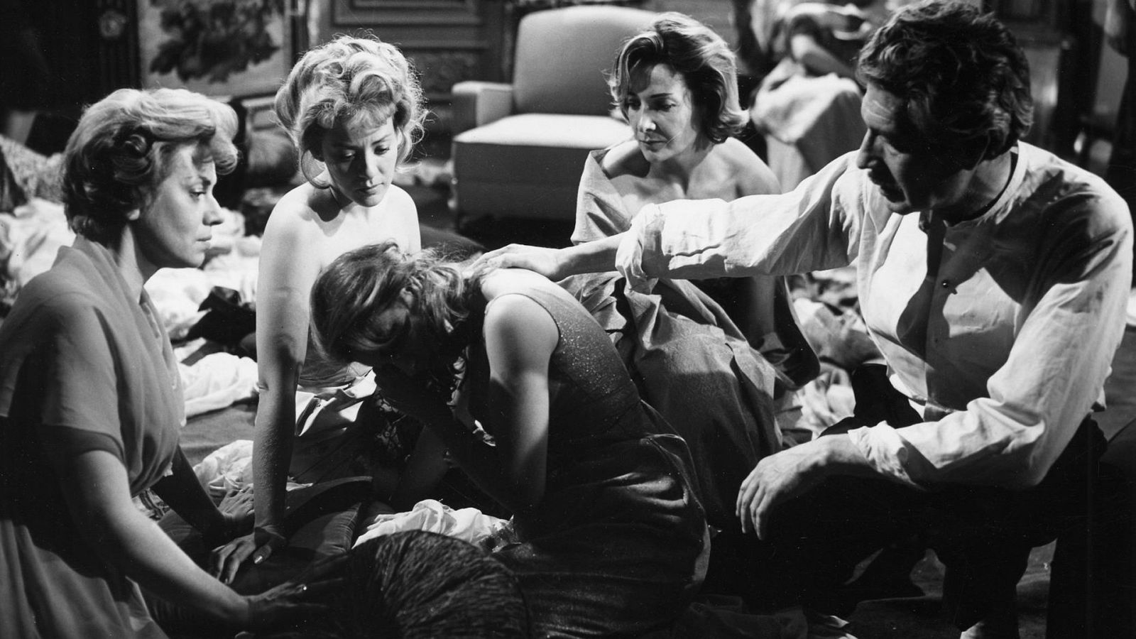 'El ángel exterminador', de Luis Buñuel: la película más surrealista e inquietante