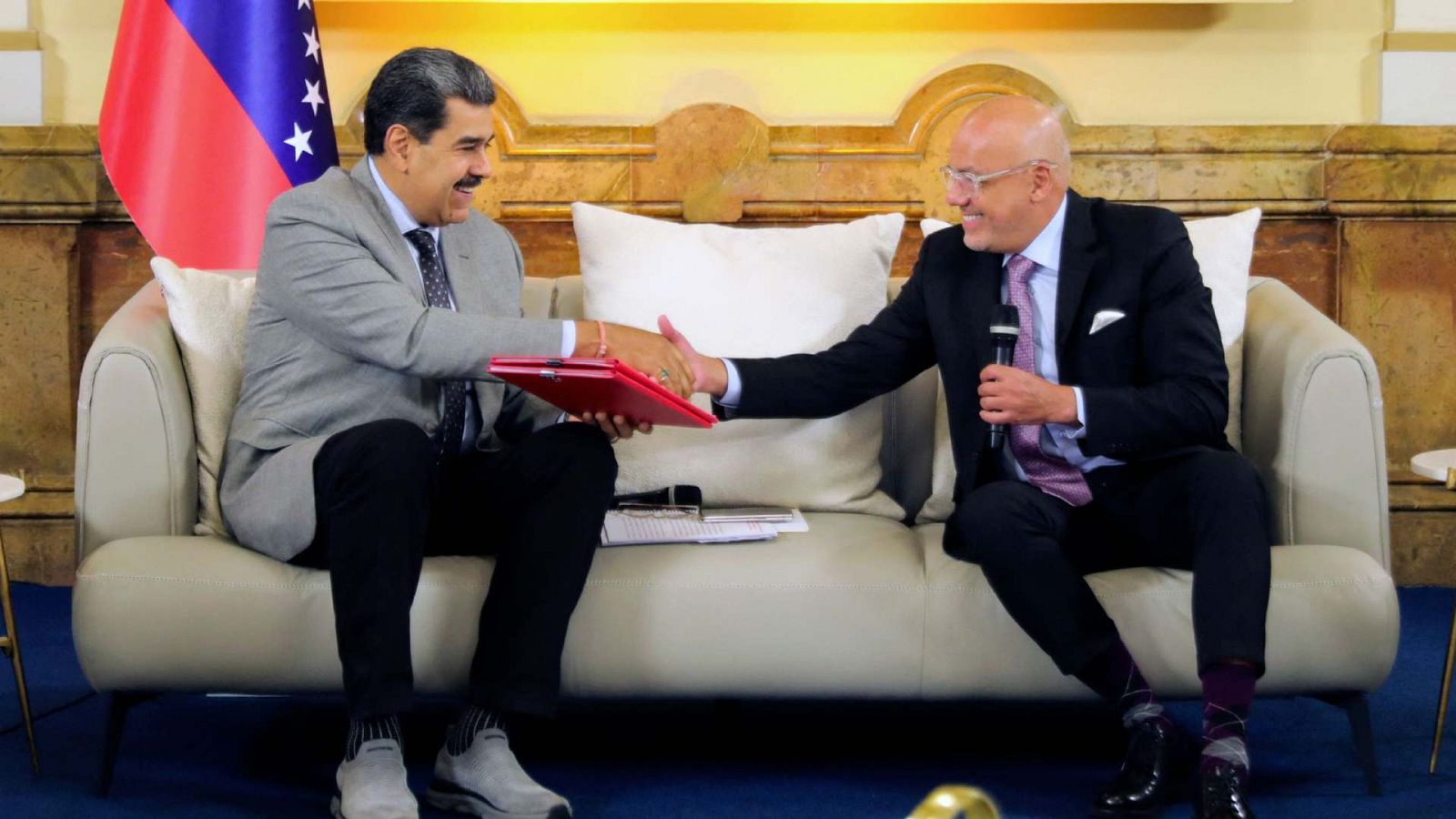 El presidente de Venezuela, Nicolás Maduro, y el presidente de la Asamblea Nacional, Jorge Rodríguez, durante una reunión después de firmar un acuerdo.