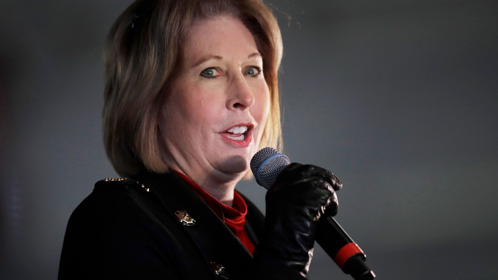 Sidney Powell, abogada de Donald Trump, habla durante en Alpharetta, Georgia