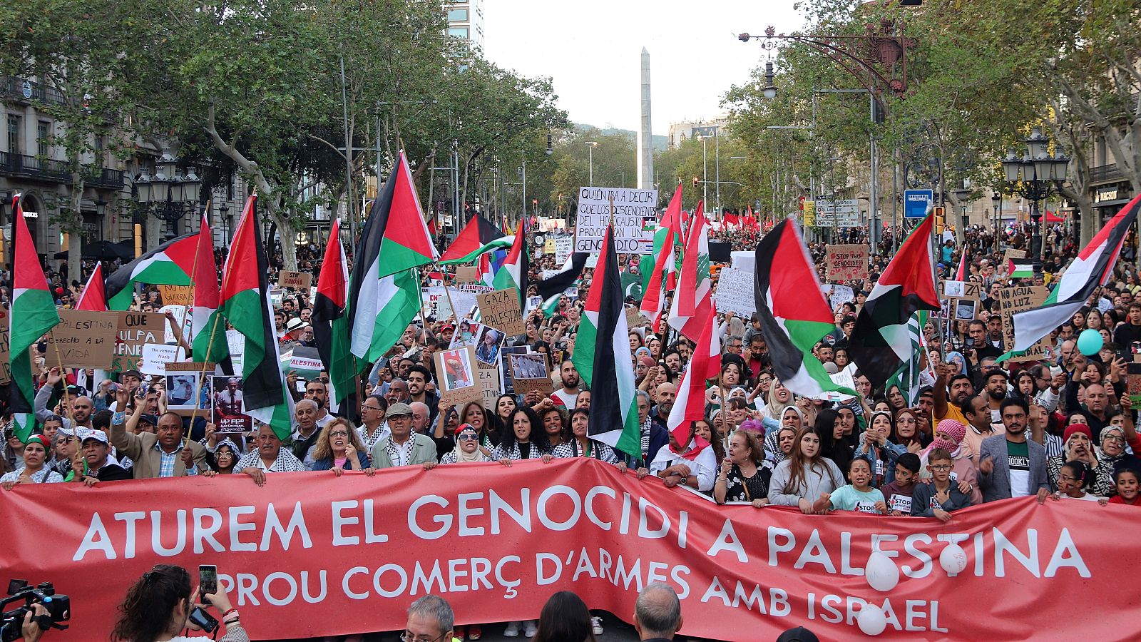 Capçalera de la manifestació sota el lema 'Aturem el genocidi a Palestina', al pas pel Passeig de Gràcia