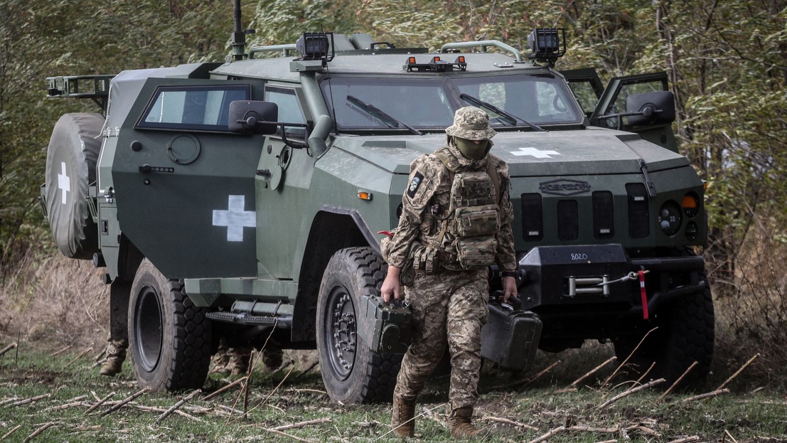 Un soldado ucraniano junto a un vehículo blindado en la región de Zaporiyia