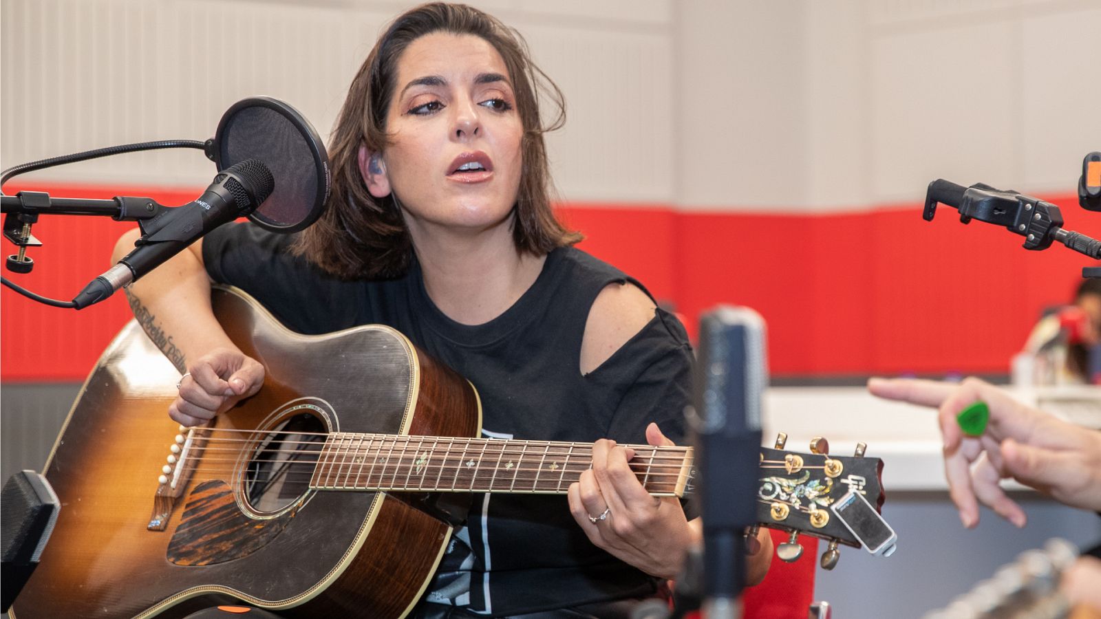 La artista interpreta en directo "La reina" y "Woman"