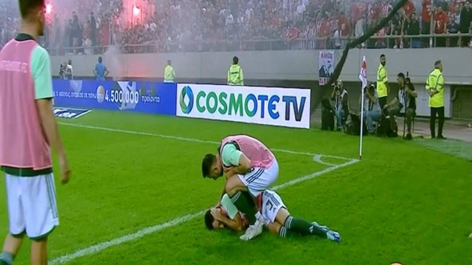 Juankar, jugador español del Panthinaikos, sufre una pérdida auditiva por un petardo en el Clásico ante Olympiacos