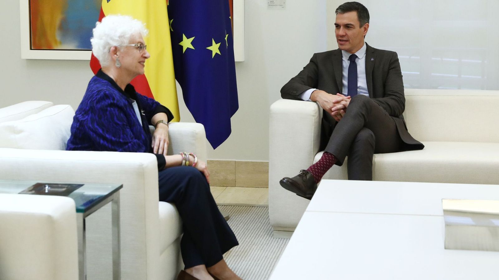 El presidente del Gobierno en funciones con la embajadora de Israel en su reunión en La Moncloa