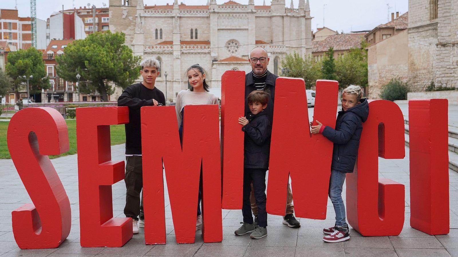 El director de cine Manuel Martín Cuenca, junto a los actores del largometraje