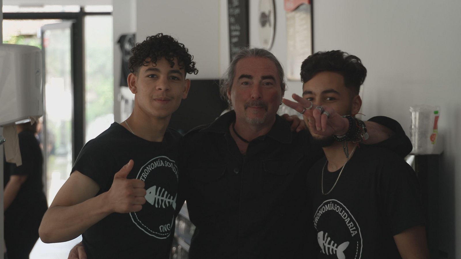 El chef Chema de Isidro con dos jóvenes